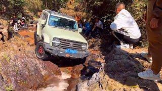 GWM Tank 300 2.0L vs Land Cruiser Prado 3.4L V6 | The driver has excellent off-road driving skills