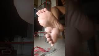 let that flip flop drop / feet fetish video / plump feet