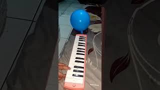 Coba belajar pianika pakai balon #shorts