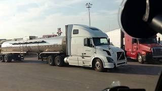 ALLEY DOCK PARKING AT TRUCK STOP #trucks #freightliners #volvo#semi#