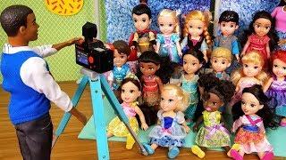 Picture Day ! Elsa and Anna toddlers - school - Barbie is teacher