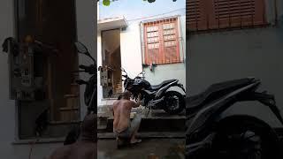 Papai lavando a moto 