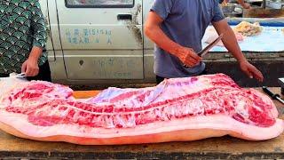 Lao Meng's rural market sells pork. In less than half an hour  a pig is gone. Today  a car of pigs