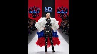 Лариса Долина в платье цветов Российского флага прошла по подиуму - Московская неделя моды.