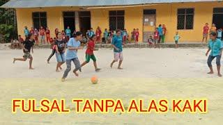 Pertandinga putri antar kampung = futsal tanpa alas kaki.