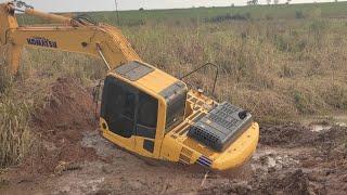 ATOLOU A MÁQUINA DENTRO DA VALETA  cheguei bem na hora/ Escavadeira hidráulica