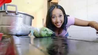 Guru Devita sibuk memasak untuk Teman baik Dari Australia Mis .IRA