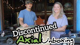 Unboxing an Awesome discontinued Axial rc Crawler. What could it be ?