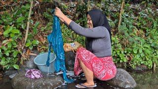 MENEMANI JANDA CANTIK DI SUNGAI || MENGENANG KISAH SEDIHNYA || KEHIDUPAN JANDA DESA SEDERHANA