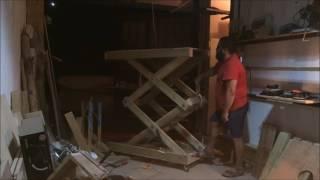 homemade wooden scissor lift working with ratchet strap