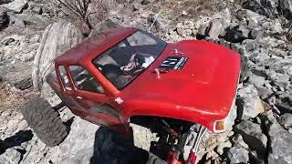 BRUTAL 3S ROCK CRAWL! Custom Axial SCX10ii vs Stock Element Sendero SE - Netcruzer RC