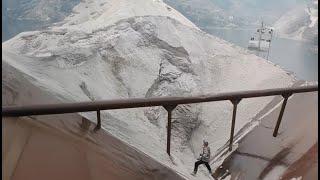 Barge unloading 3500 tons of white sand. From first plank to the end - Work on the barge