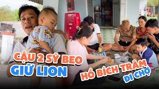 Cậu 2 Sỹ Beo giữ Lion cho Phương Beo và Hồ Bích Trâm đi chợ, Lion quấn cậu 2 lắm