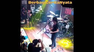 Totok Tewel jadi crew panggung Ian Antono Saat God Bless Perform