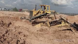 Biggest Bulldozer stuck in deep mud