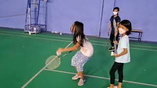 Bermain Badminton, Becca Pukul Kok Tidak Kena !!! 