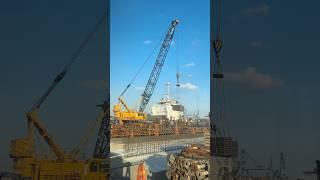 LOADING ON THE SHIP USING BY CRANE #Towercrane #Heavymachine #mechanic