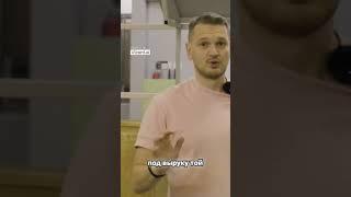 Процесс вырубки и гибки упаковки на машине