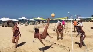 Бразилия Сочные бразильянки  играют в пляжный волейбол!