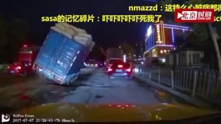 实拍：大货遇坑倾斜砸向小车