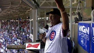 MIL@CHC: Cubs fans enjoy video tribute of Ernie Banks