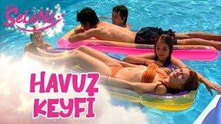 Kızların havuz keyfi | Selena Kolajlar