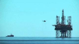 Landing a helicopter on an oil rig / Посадка вертолета на нефтяную платформу