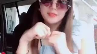 Viral mama muda goyang tik tok di mobil