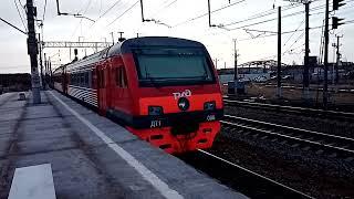 дизель-электропоезд ДТ-1 006 отправляется со станции Новолисино в Великий Новгород