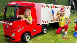 Max und Sofia packen den Riesenspielzeug-LKW aus und montieren ihn.