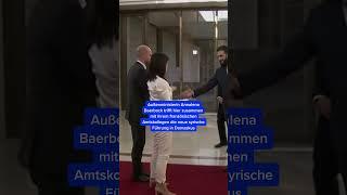 Wie empfindet ihr die Begrüßungen hier im Video? | #RTLNews #Shorts #Baerbock #Syrien