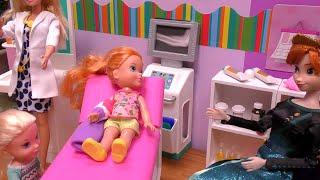 Arm cast ! Elsa and  Anna toddlers -  Barbie is the doctor