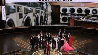 Оскар-2023: Фильм "Всё везде и сразу" стал победителем в номинации "Лучший фильм"