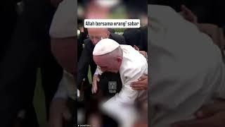 Paus Francis Terjatuh Karena Jamaah Tak Sabar