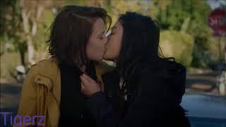 Lesbian kissing| Lesbian love