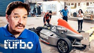 Carro de corrida clássico para uma piloto | Mexicânicos - Direto de Casa | Discovery Turbo Brasil