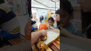 PRETTY MOM AND DAUGHTER ENJOY EATING DELICIOUS BIBINGKA FROM BBK #shorts #bondingtime #bbk #bibingka