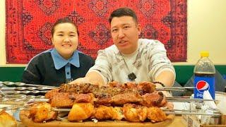 МУКБАНГ С БЛОГЕРШЕЙ ДИНАРОЙ ШАШЛЫКИ МЯСО САЛАТЫ Mukbang barbecue не АСМР