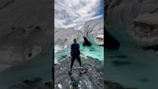 Dünya ki Dusri Buland tarin pahad K2 ke daman ma Baltoro Glacier se bahatah hawa saf shafaf pani