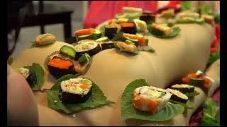 Sensasi makan sushi di atas tubuh wanita cantik. bikin nafsu bertambah