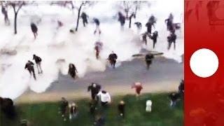 Massive wave sends spectators running in San Lorenzo, Spain - amateur video