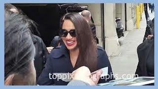 Meghan Markle is so sweet with fans, signs autographs for TopPix