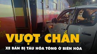 Video xe bán tải băng ngang đường ray bị tàu hỏa tông ở Biên Hòa, 2 người chết