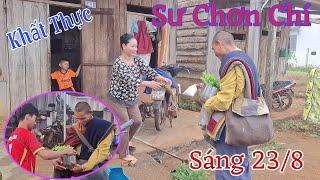 Sư Chơn Chí khất thực ở "buôn làng nghèo" của các em nhỏ / Thầy đi trong cảnh "sương mù huyền ảo"