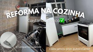 REFORMEI A COZINHA DA CASA ALUGADA GASTANDO POUCO! Papel de parede é piso adesivo