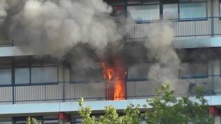 Hulpdiensten naar flinke brand in flat in Rotterdam