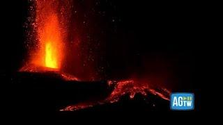 La spettacolare eruzione dell'Etna vista da Bronte e Regalna