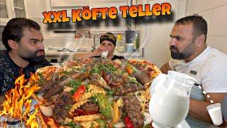 KÖFTE IN BROT MIT POMMES FRISCHE AYRAN & GEMÜSE | Rami.K