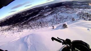 Liten lavin rivs av skoter (Snowmobile in small avalanche)