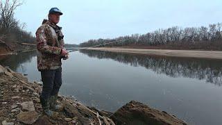 WINTER River Fishing For A MEAL!! (Bank Fishing)